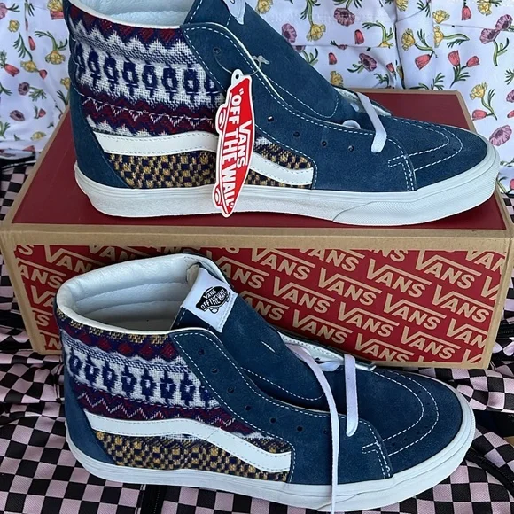 Vans Men’s Sk8-Hi
Fair Isle Blue/Multi
VN0A7Q5NBER
Sneakers - Picture 2 of 16
